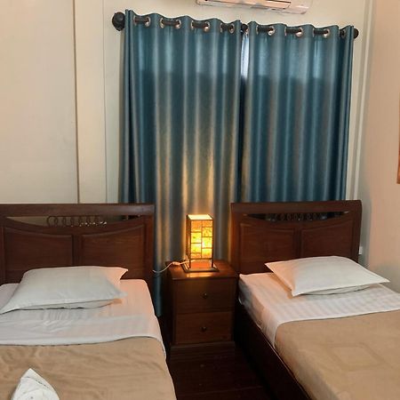 มณ๊จันทร์ เกสท์เฮาส์ Hotel หลวงพระบาง ภายนอก รูปภาพ